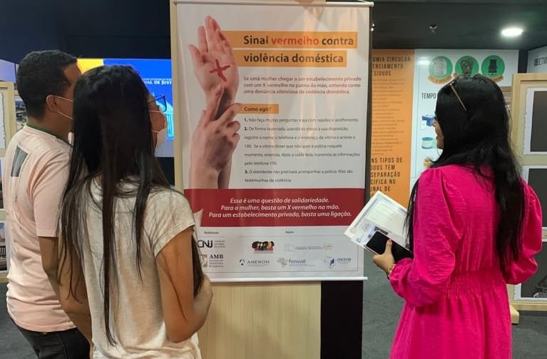 Campanha Sinal Vermelho presente na Exposição dos 40 anos do TJRO, no shopping